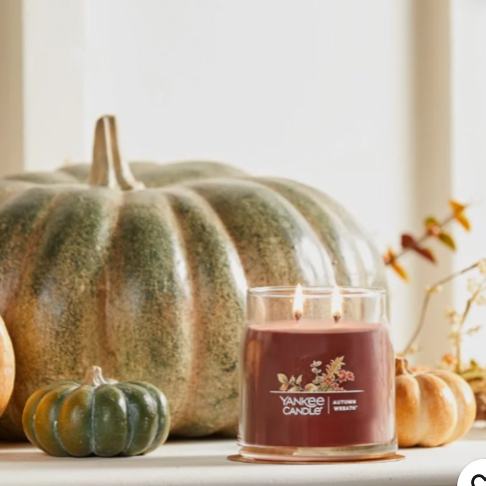 Yankee Candle Autumn Wreath 13 oz 2-Wick Jar Red Glass Holiday Fall Scent